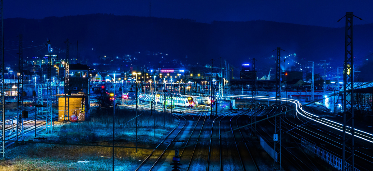 Bahnhofsvorfeld bei Nacht