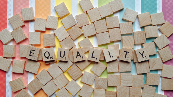 Buchstabensteine, die das Wort Equality bilden