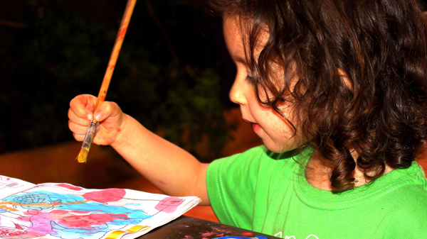 Kind, das mit Wasserfarben malt