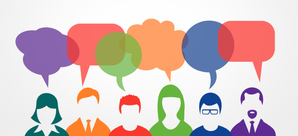 abstrahierte, bunte Silhouetten verschiedener Menschen mit Sprechblasen über den Köpfen