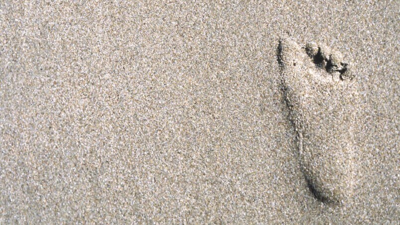 ein einzelner Fußabdruck im Sand