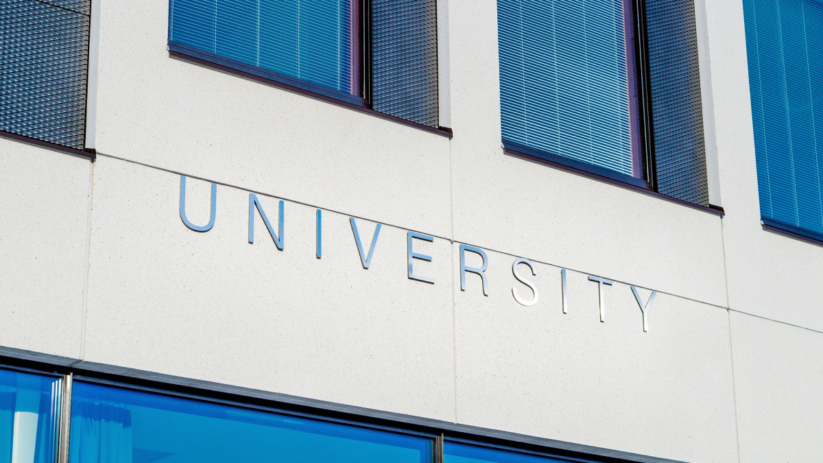 Foto eines Gebäudes mit der Aufschrift University