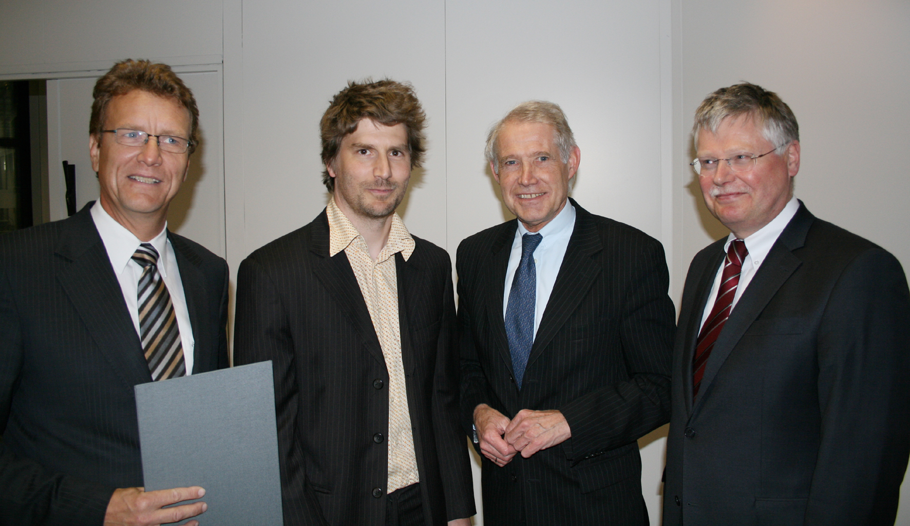von links: Martin Sutter, Dr. Manuel Blickle, Dr. Wolfgang Reiniger, Prorektor Prof. Dr. Franz Bosbach
