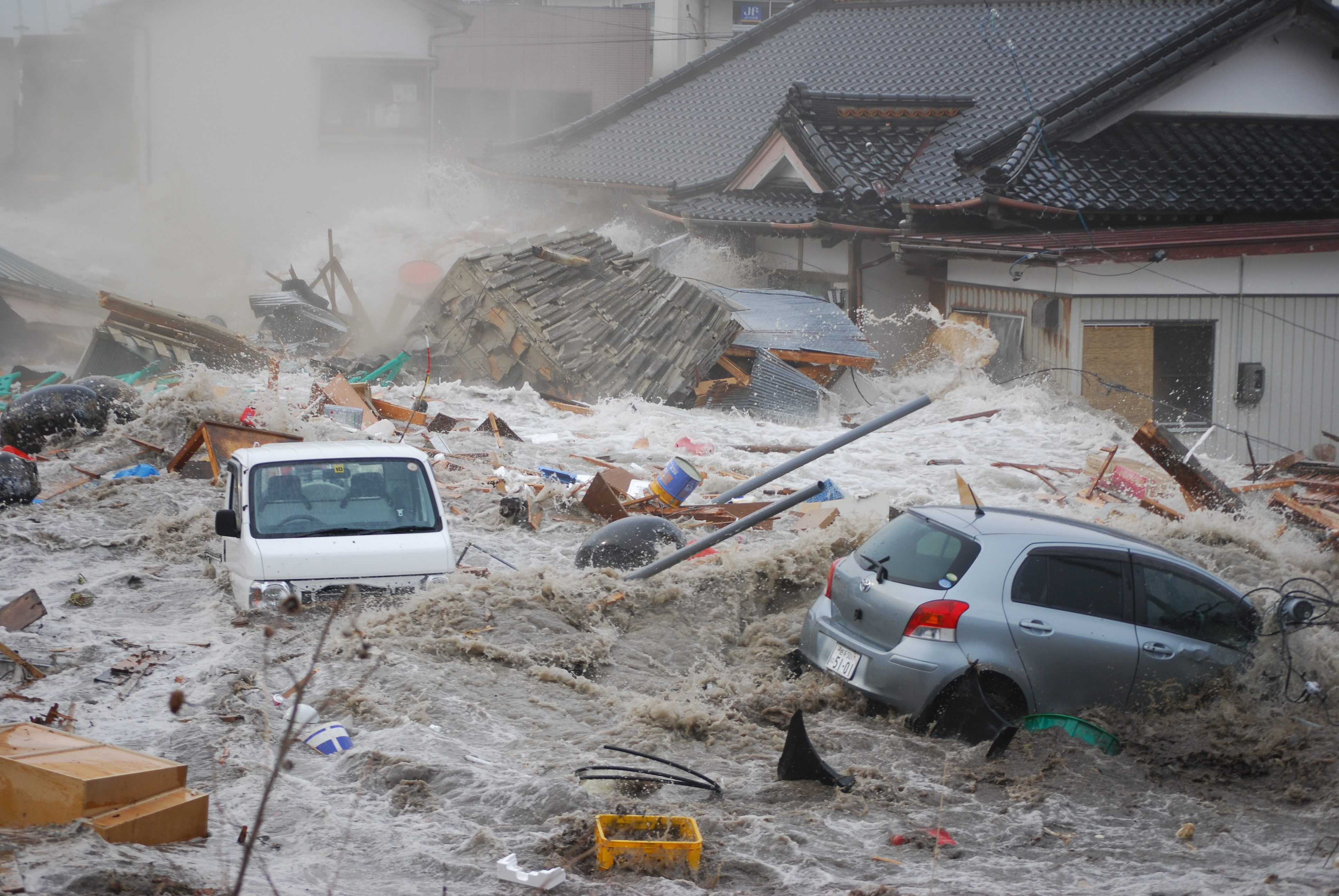 Землетрясения стихийные. ЦУНАМИ В Японии в 2011. Япония 2011 землетрясение и ЦУНАМИ. Оползни ЦУНАМИ.