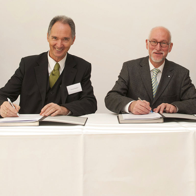 (v.l.): Rektor Prof. Dr. Ulrich Radtke (UDE) und Rektor Prof. Dr. Elmar Weiler (RUB) © RUB