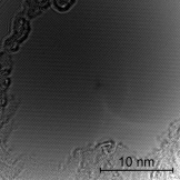 Die elektronenmikroskopische Aufnahme zeigt das unbeschädigte Graphen-Gitter auch nach dem Ionenbeschuss. In der hohen Auflösung ist deutlich die Bienenwaben-Struktur aus je sechs Kohlenstoff-Atomen zu erkennen.
