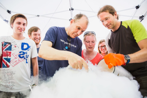 Spaß mit Stickstoff: Die Fakultät für Physik beim UDE-Sommerfest 2017