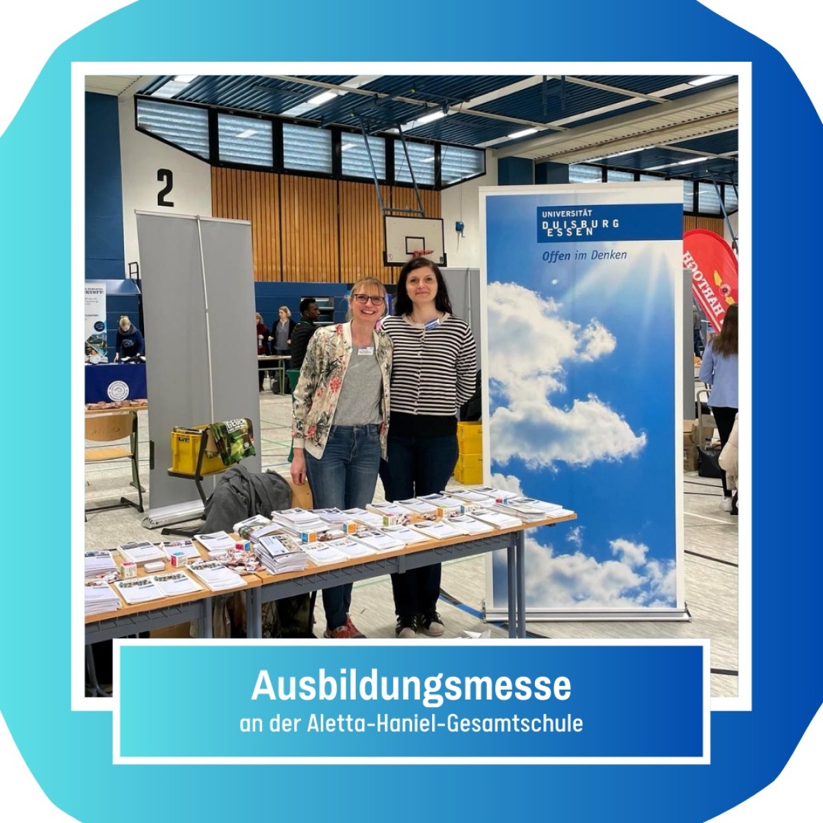 Sarah Schröter und Adrienn Linder repräsentieren mit ihrem Stand die Universität Duisburg-Essen.