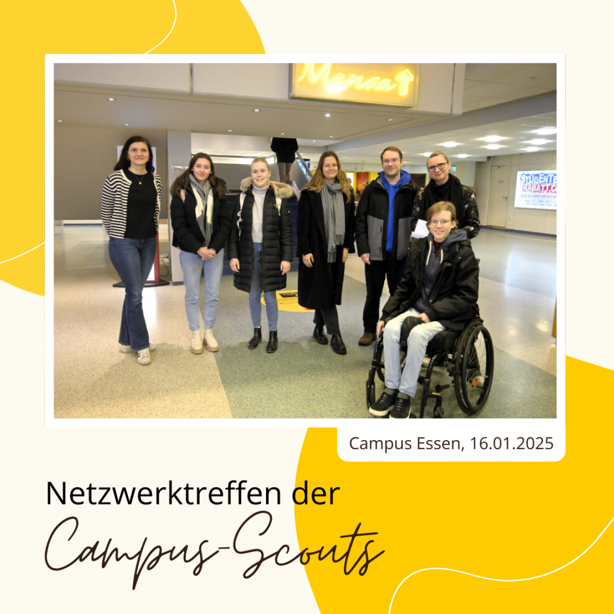 Die Campus-Scouts stehen mit Sarah Schröter und Adrienn Linder vor der Treppe der Essener Mensa.