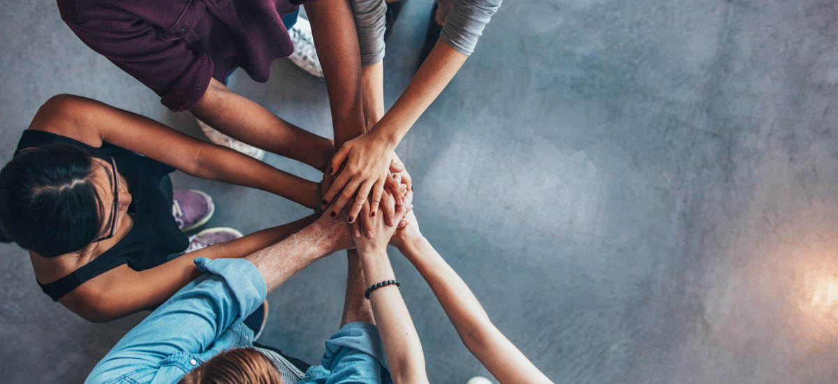 Menschen, die zusammen halten