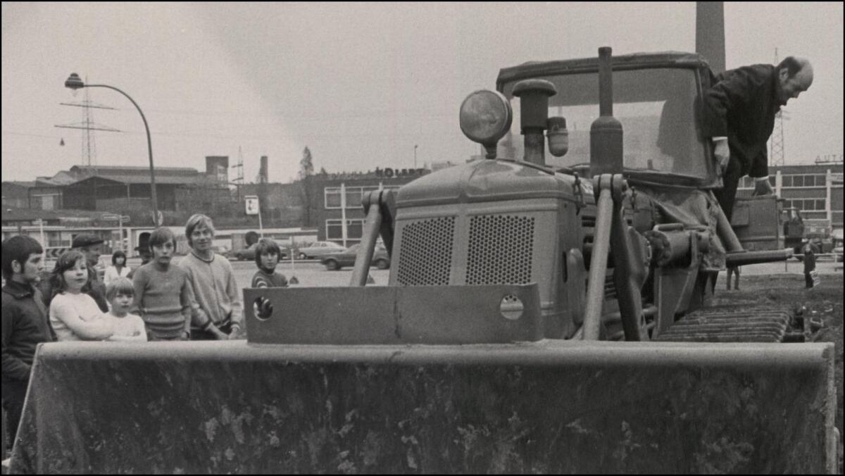 Erster Spatenstich des Aufbau- und Verfügungszentrums begleitet von Studierendenprotesten (24.10.1972)