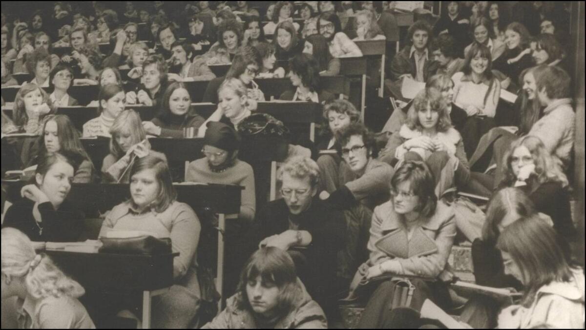 Überfüllter Hörsaal im B-Trakt. (Dezember 1974)