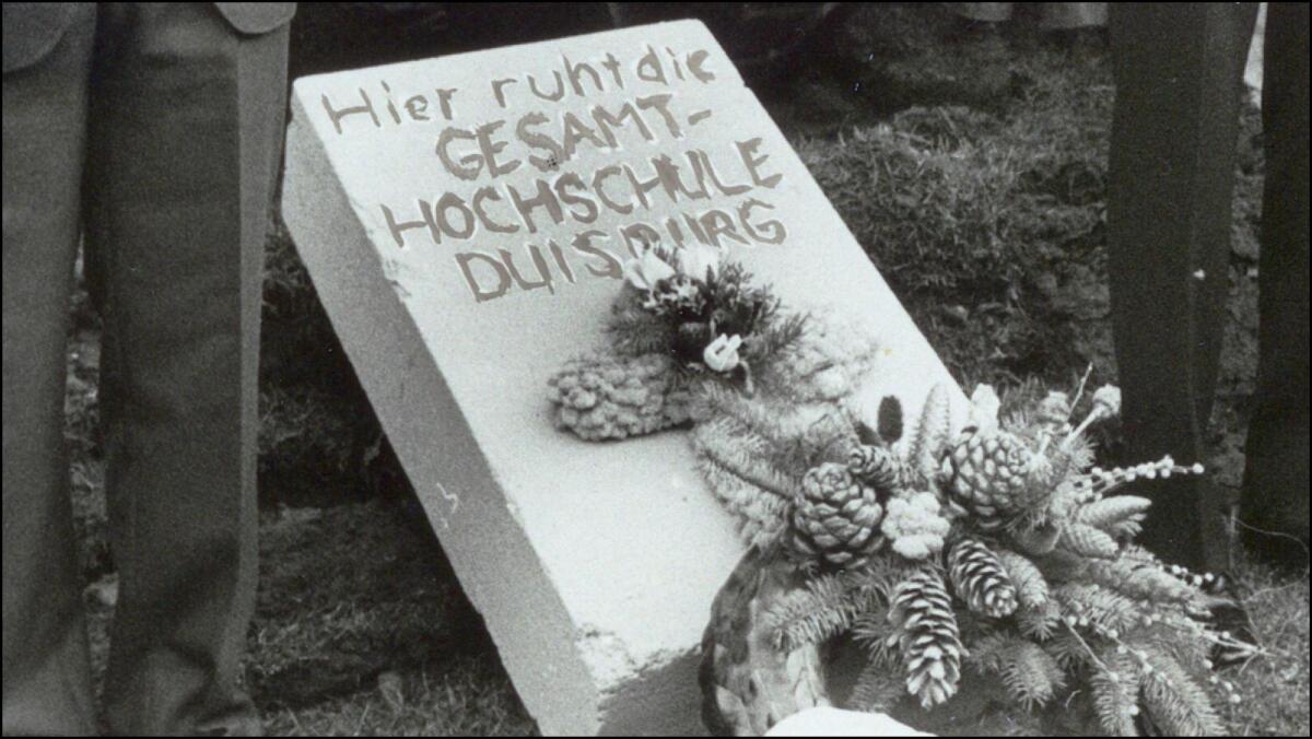 "Grabsteinniederlegung" protestierender Studierender anlässlich des ersten Spatenstichs des AVZ (15.11.1972)