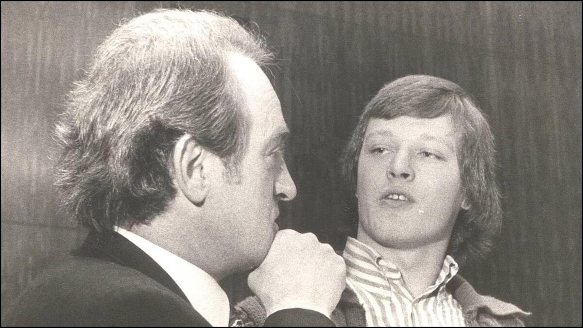 Diskussion am Rednerpult zwischen Wissenschaftsminister Rau und dem Sprecher des Duisburger AStA Schön (22.10.1975)