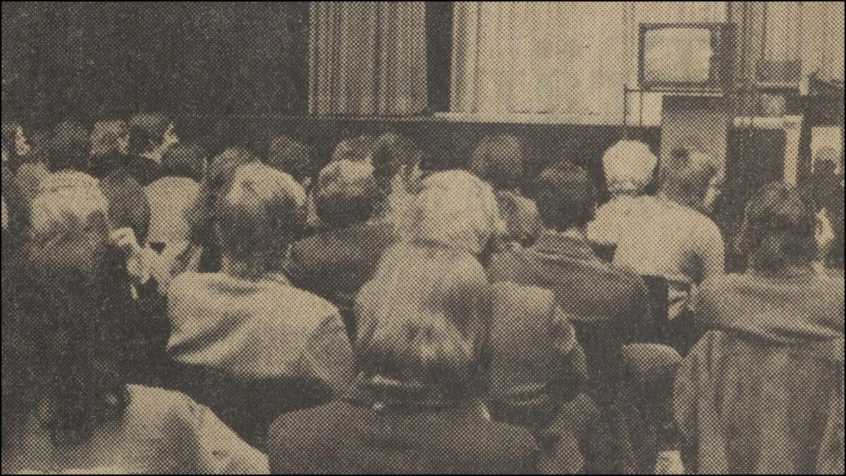 Studierende und Dozenten der PH verfolgen die Fernsehübertragung aus Bonn (27.04.1972, Rheinische Post)