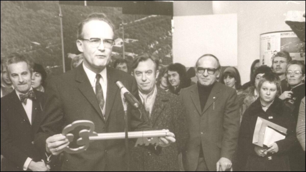 Gründungsrektor Helmut Schrey wird der Schlüssel zum Aufbau- und Verfügungszentrum übergeben. Im Vordergrund ist das Modell für die ursprüngliche Bauplanung zwischen Mülheimer Straße und Forsthausweg (18.12.1974)