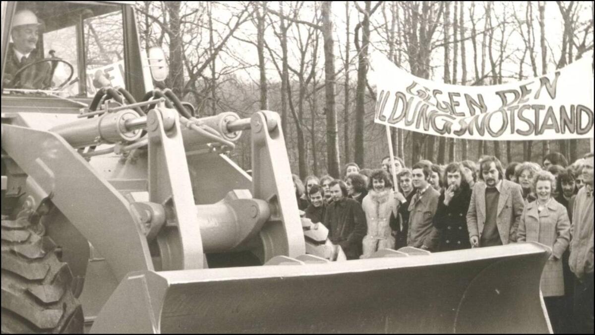 Erster Spatenstich für das Duisburger Aufbau- und Verfügungszentrum durch NRW-Finanzminister Wertz (15.11.1972)