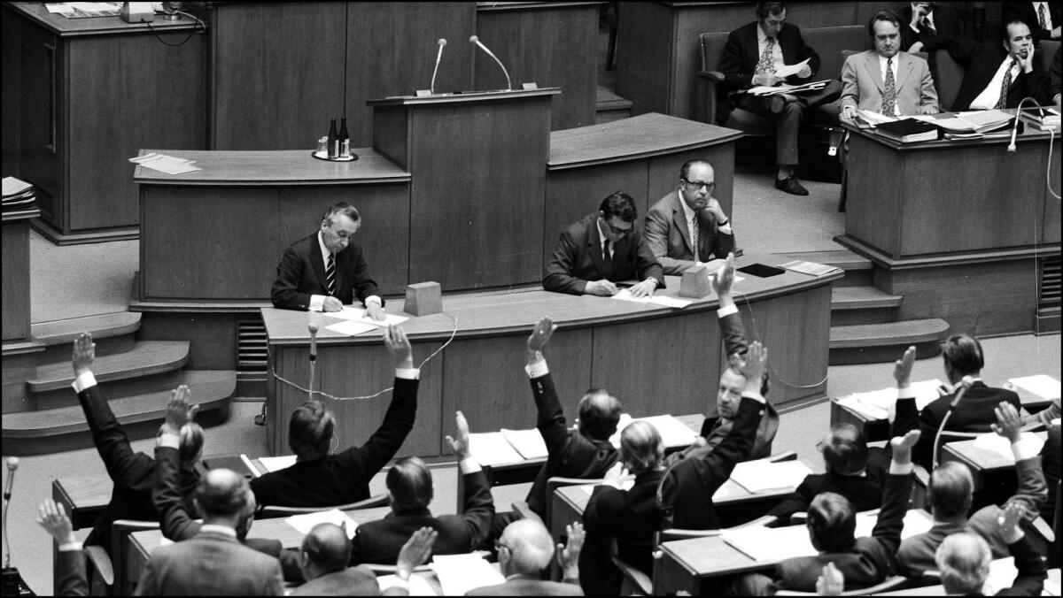„Blick in den Plenarsaal während der Abstimmung über das Gesamthochschulentwicklungsgesetz (GHEG)“ (Bildarchiv des Landtags Nordrhein-Westfalen, Fotografin: Eva Tüsselmann)