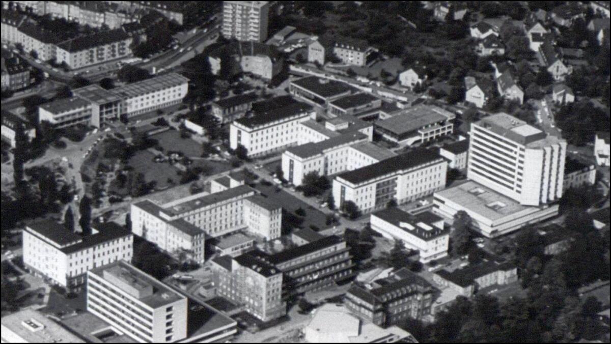Klinikum der Universität Essen-Gesamthochschule, Essen, in der unter anderem die Fachbereiche für Theoretische und Praktische Medizin untergebracht sind (1980)