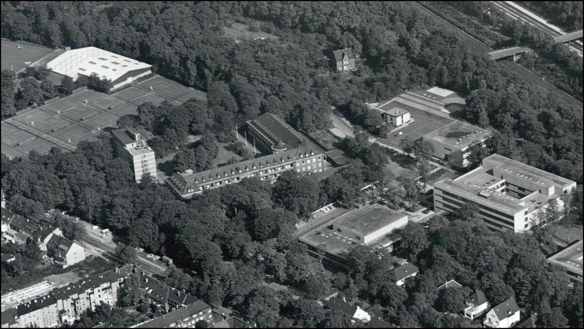 Luftaufnahme der Abteilung Duisburg der Pädagogischen Hochschule Ruhr mit der eingeplanten Baufläche (ca. 1970)