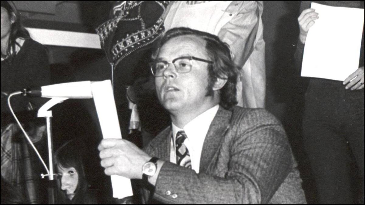 Rektor Walter Kröll bei einer Podiumsdiskussion des Fachbereich 1 in den Räumen der Volkshochschule Essen an der Hollestraße (1973)