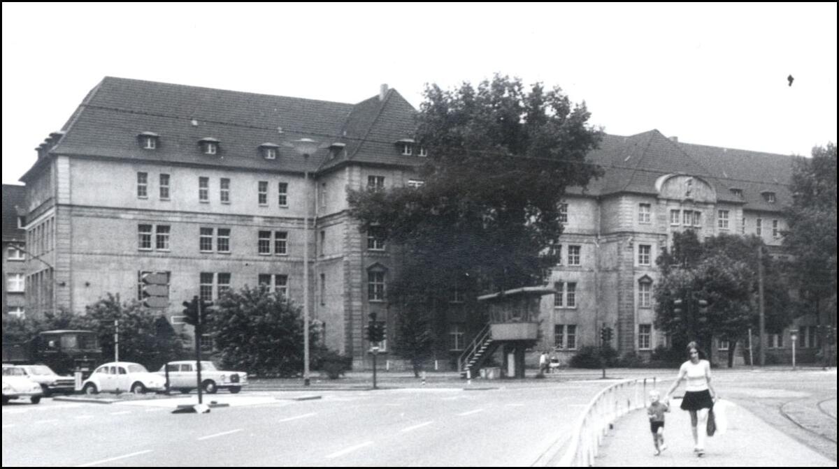 Standort der Fachhochschule Essen an der Schützenbahn, heute Gebäude S-A und S-H der Universität Duisburg-Essen (ohne Datum)