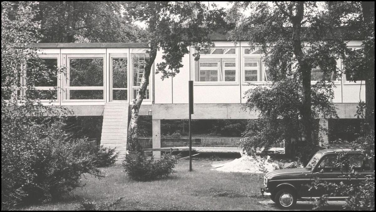 Schwarzweißfotoabzug mit Ansicht vom L-Bereich am Campus Duisburg