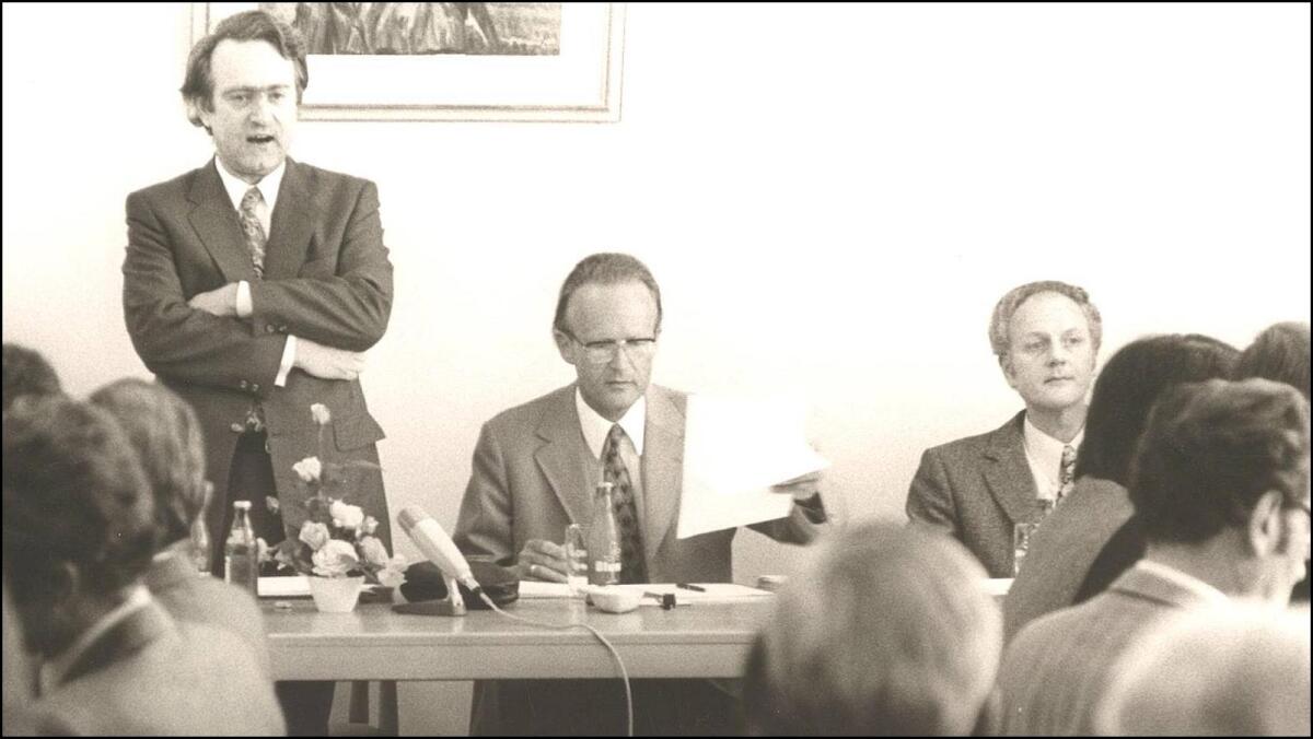 Johannes Rau, Gründungsrektor Helmut Schrey 32. v. l.) und Gründungskanzler Rudolf Baumann (4. v. l.) auf der Eröffnungssitzung des Duisburger Gründungssenats im August.  Beim Treffen der Rektoren und Kanzler war der Minister für Wissenschaft und Forschung nicht anwesend