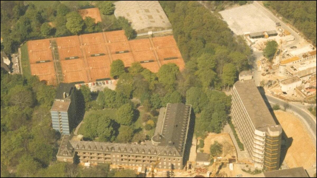 Luftaufnahme des eingeplanten Hochschulgeländes mit Sportanlagen des Club Raffelberg (ca. 1980)