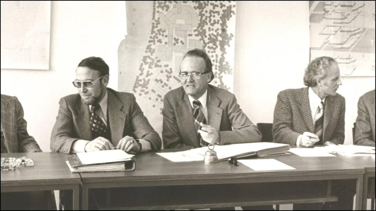 Duisburger Senatssitzung mit v. l. n. r. den Konrektoren Walter Confurius und Werner Schubert, Gründungsrektor Helmut Schrey, Gründungskanzler Rudolf Baumann und Konrektor Martin Fiebig (Oktober 1975)