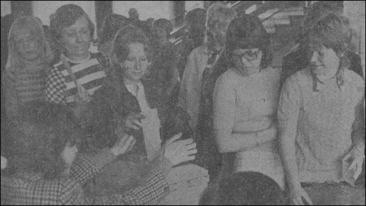 Angehörige der Pädagogischen Hochschule Ruhr Abteilung Essen stehen für die Wahlen des Gründungssenats der GH Essen Schlange (22.06.1972 Fotograf: Klaus Schlitzer)