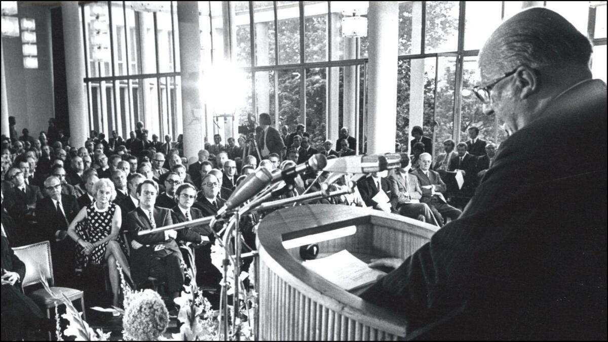 Ministerpräsident Heinz Kühn spricht bei der Gründungsfeier vor dem Auditorium  (01.08.1972)