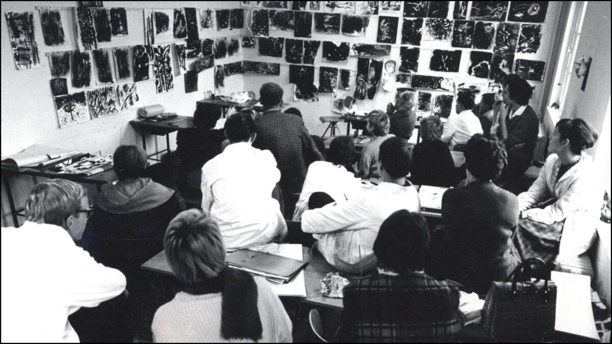 Gemeinsame Kritik und Besprechung der Arbeitsergebnisse einer Aufgabe an der Folkwangschule für Gestaltung (Ca. 1960-61)