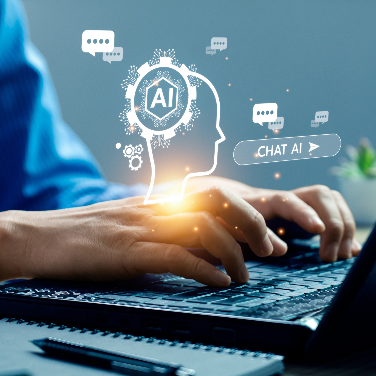 Hände an einem Laptop, daneben Notizbuch und Stift. Über dem Laptop schweben die Illustration eines Kopfes, ein Zahnrad, in dem "AI" steht und eine Suchleiste, auf der "Chat AI" steht.