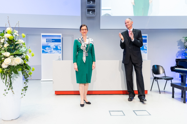 Das Foto zeigt die Rektorin der UDE, Prof. Dr. Barbara Albert, mit dem ehemaligen Rektor, Prof. Dr. Ulrich Radtke, auf der Bühne im Audimax am Campus Essen.