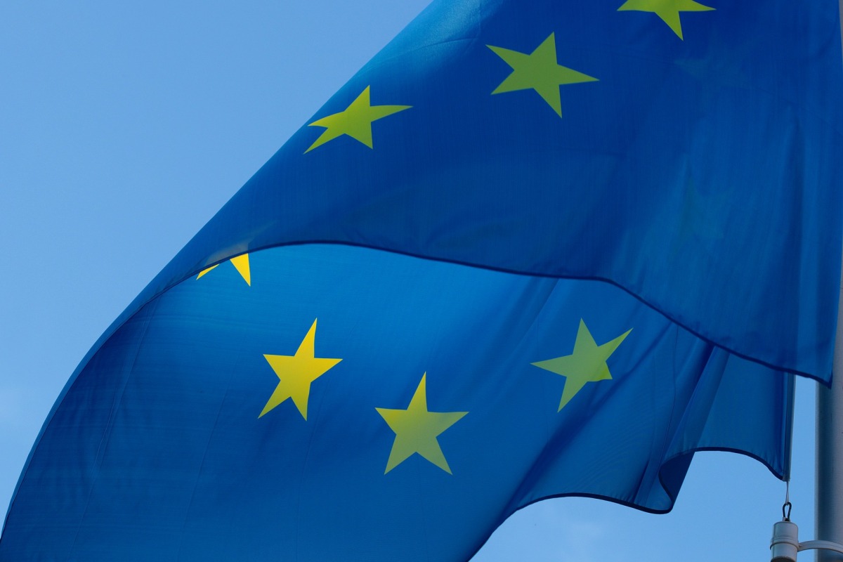 (Symbolbild) Die wehende EU-Fahne vor blauem Himmel