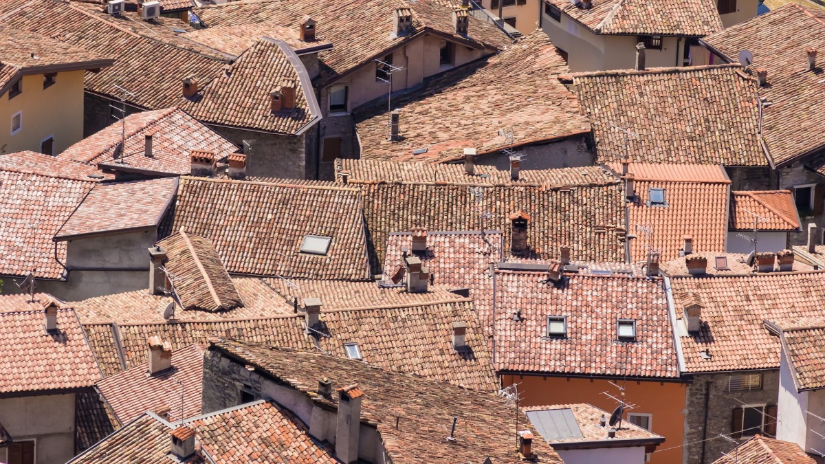 Zu sehen ist ein Labyrinth aus Häuserdächern