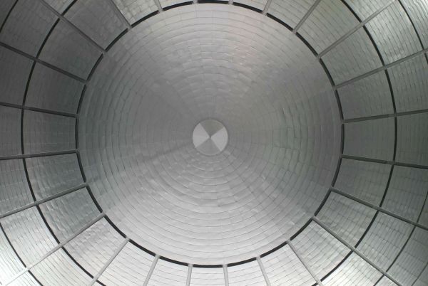 Zu sehen ist als Symbolbild das Innere einer Kuppel eines Planetariums in schwarzweiß.