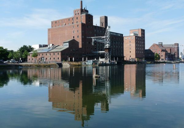 Zu sehen ist die Hinteransicht des Museums Küppersmühle in Duisburg.