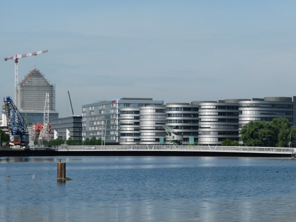 Zu sehen ist der Duisburger Innenhafen bei Tag.