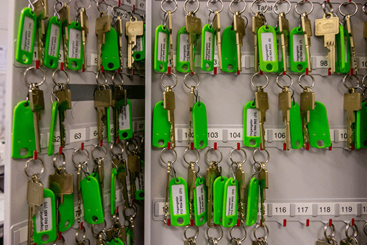 Foto eines Schlüsselschrank mit vielen Schlüsseln