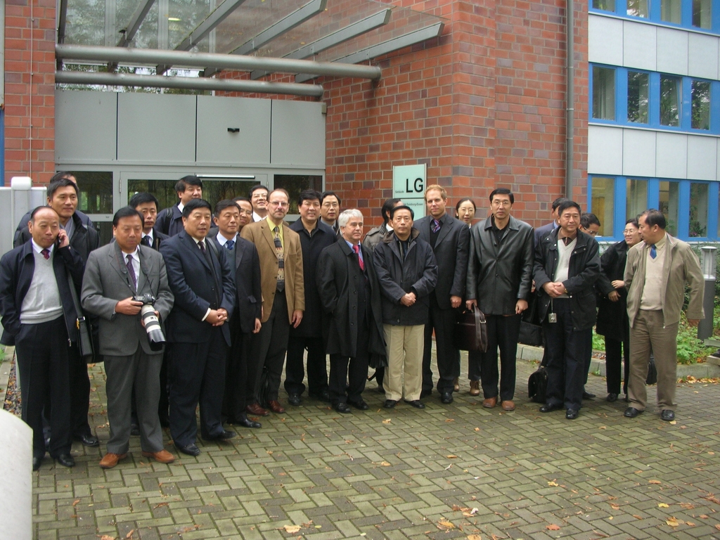Prof. Dorloff (ZLV), Prof. Bacher (Nanosciences) und der Geschäftsführer des ZLV, Klaus Krumme, mit den chinesischen Gästen.